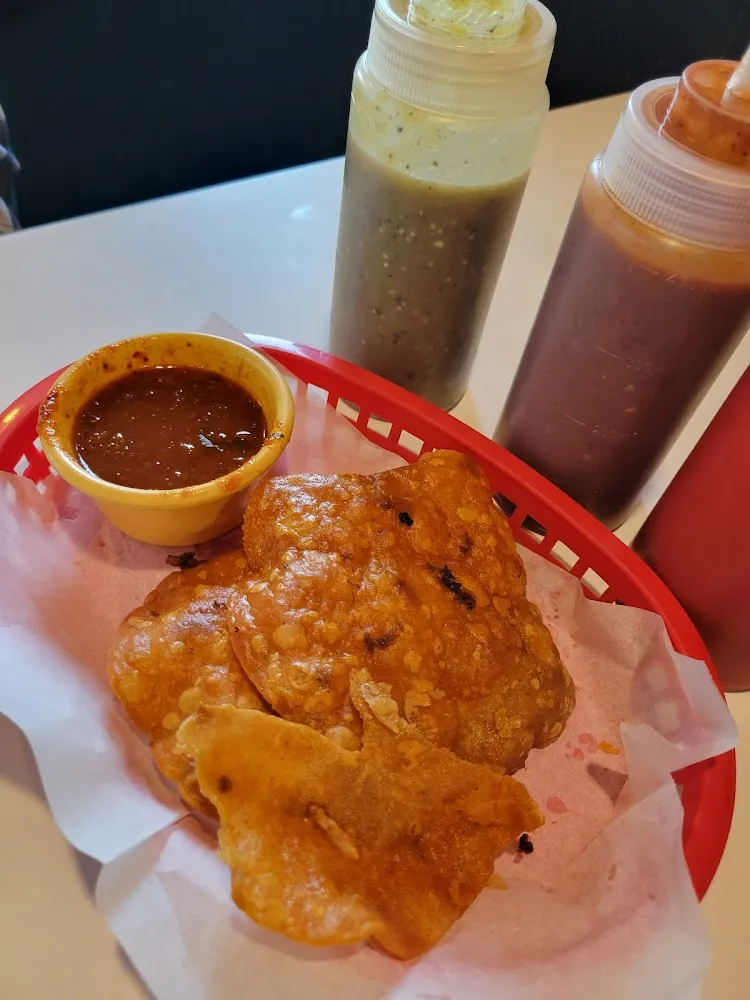 Tortilla Chips and Salsa Roja